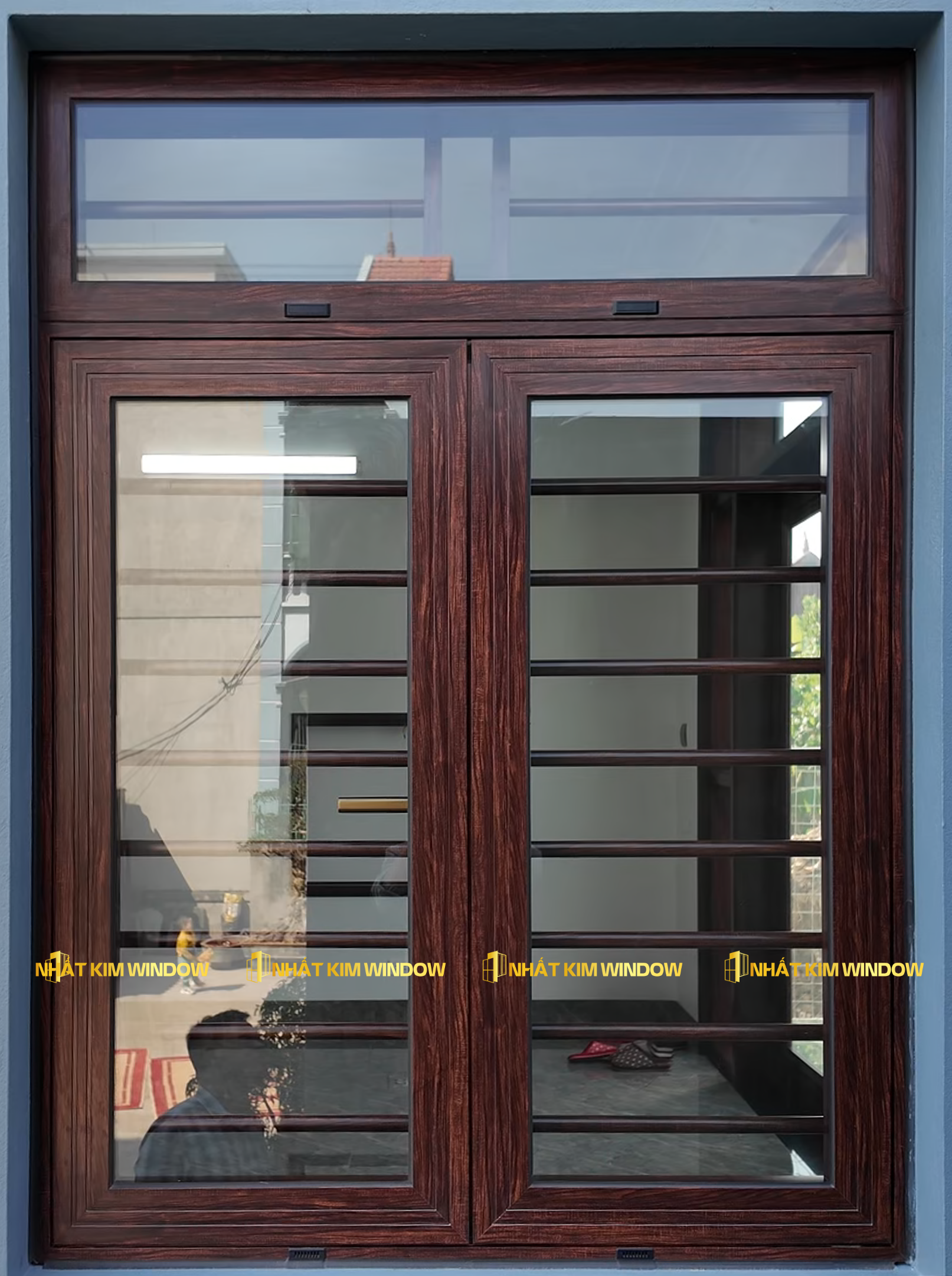 Cửa sổ mở quay 2 cánh màu vân gỗ trắc