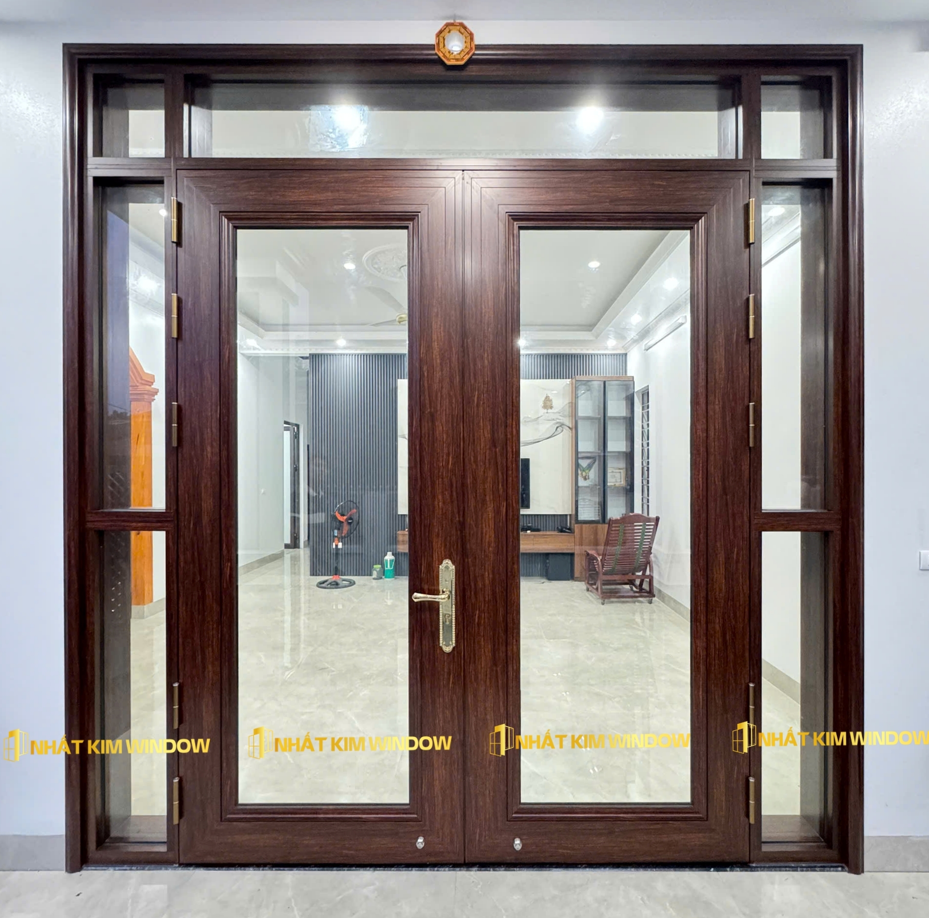 Cửa chính mở quay 2 cánh - Màu vân gỗ trắc