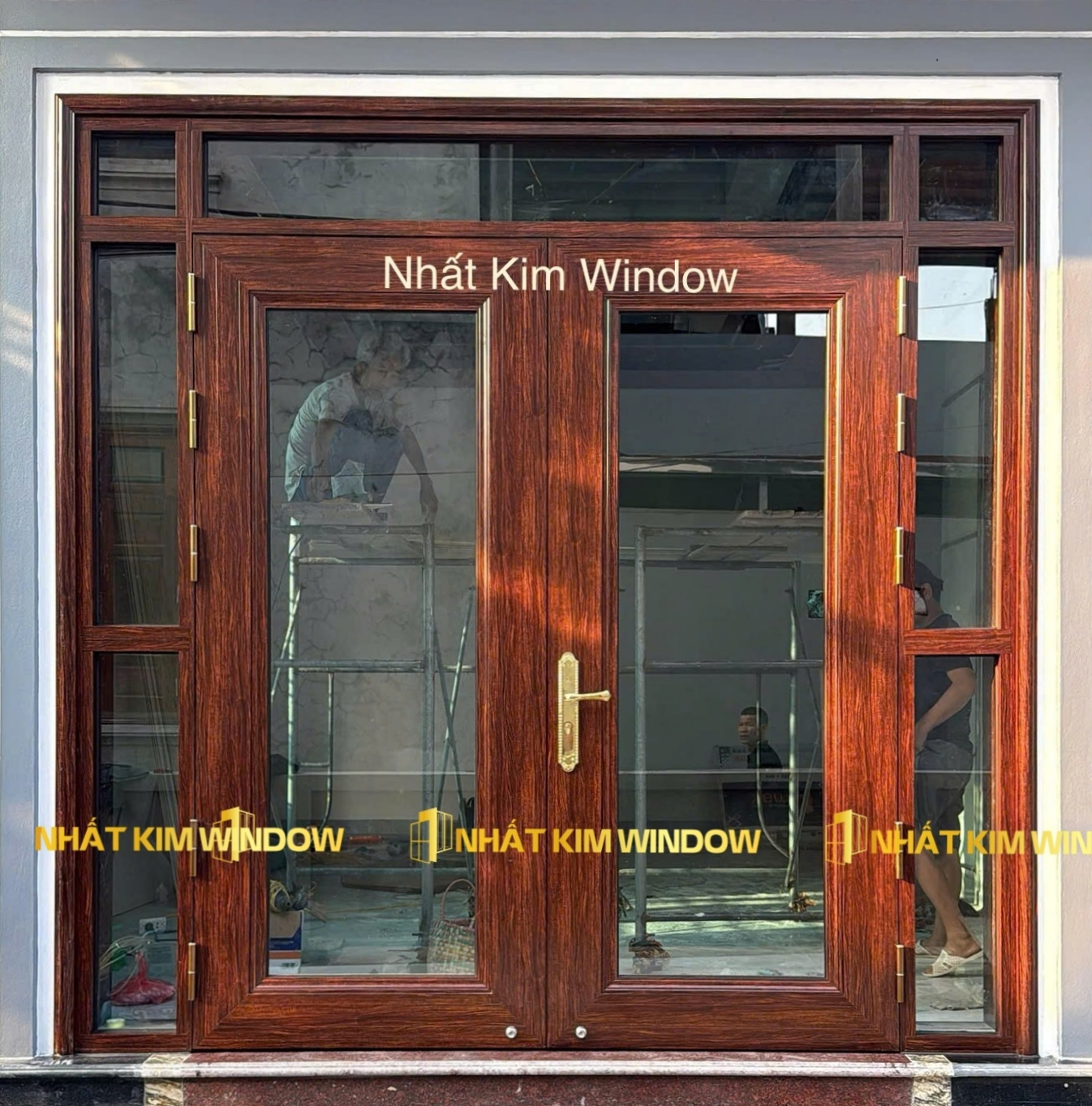 Cửa chính mở quay 2 cánh - Màu vân gỗ trắc