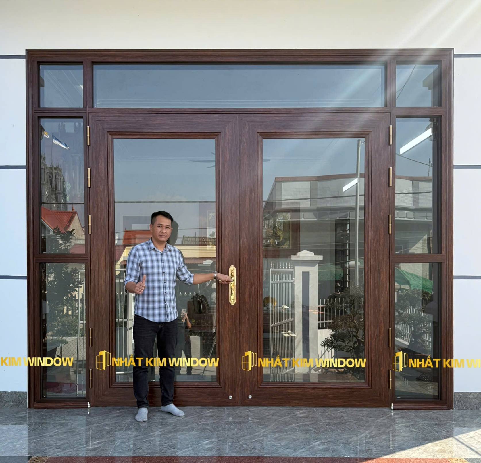 Cửa chính mở quay 2 cánh - Màu vân gỗ trắc