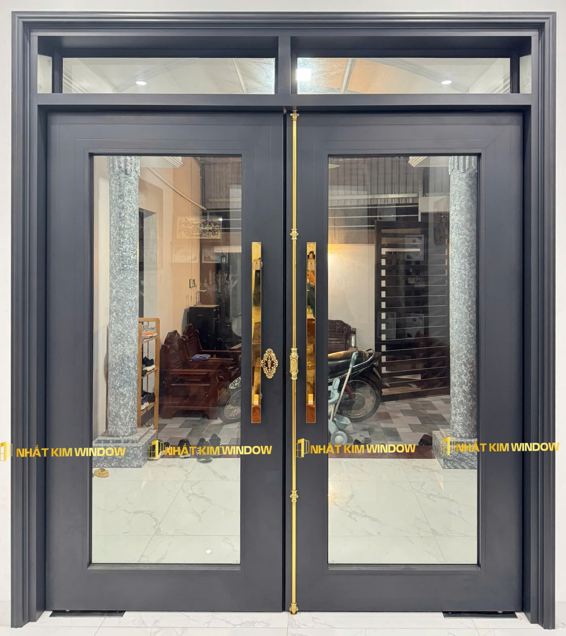 Cửa thuỷ lực màu xám đá