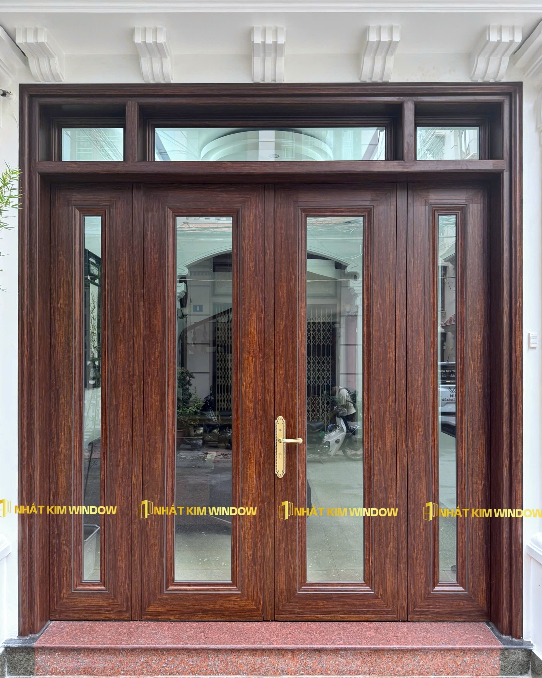 Cửa chính mở quay 4 cánh - Màu vân gỗ trắc