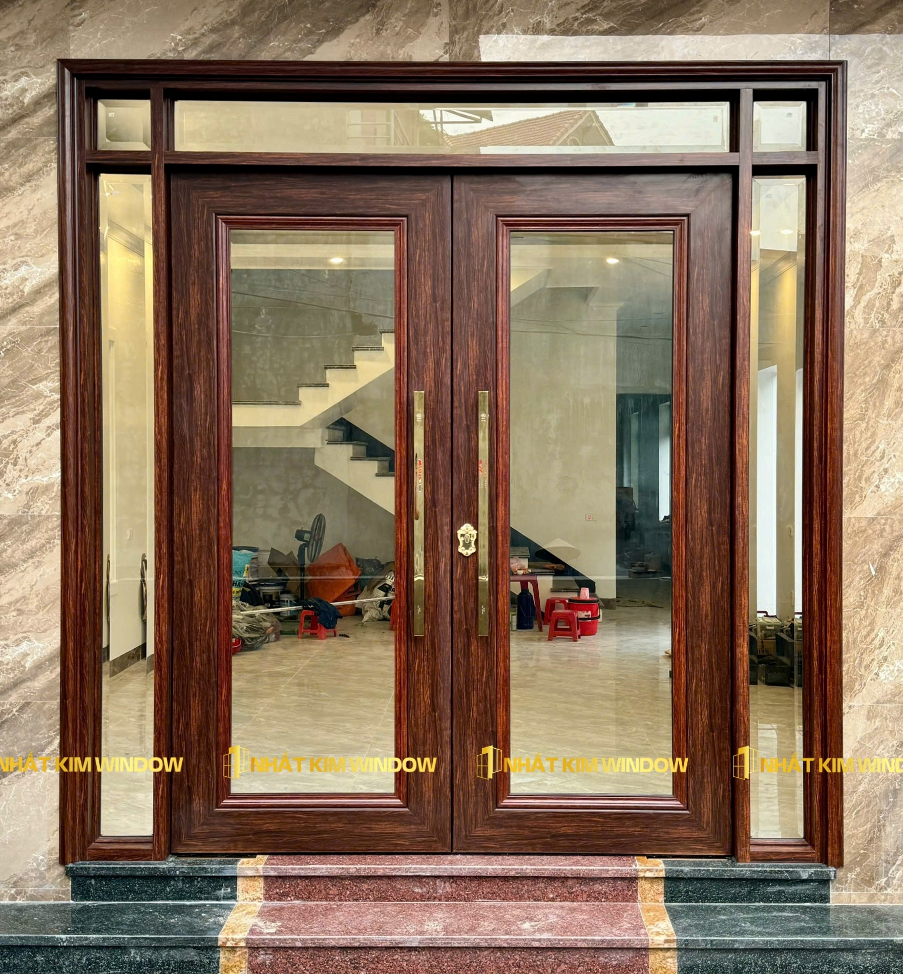 Cửa thuỷ lực màu vân gỗ trắc